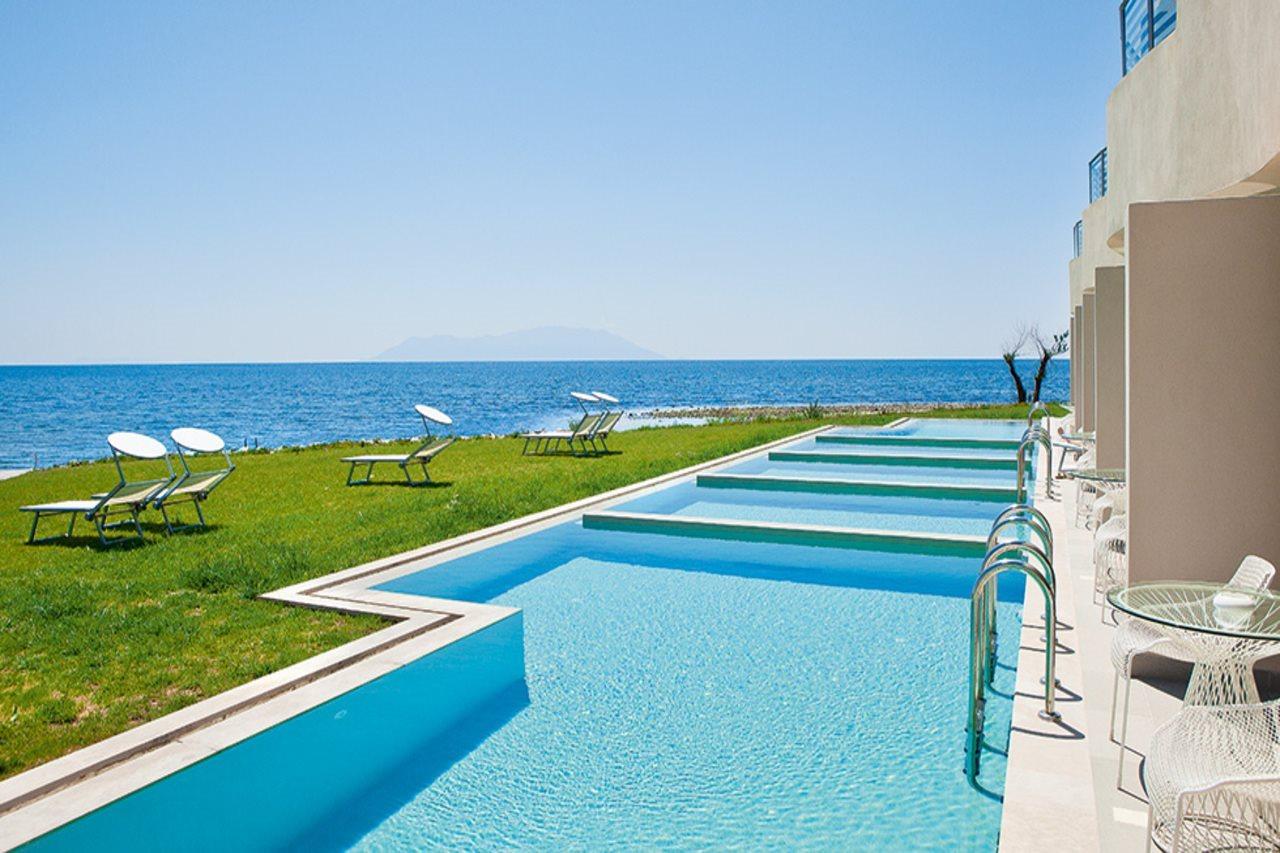 Grecotel Astir Palace Александроуполис Экстерьер фото The swimming pool at the hotel